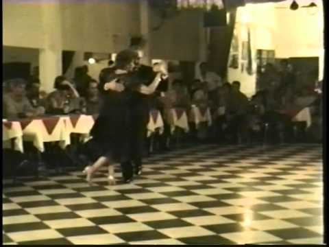 Carlos y Cathy Funes performing Argentine tango at Sin Rumbo milonga in Buenos Aires