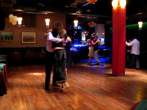 Corine bailando con Osvaldo Centeno en El Beso